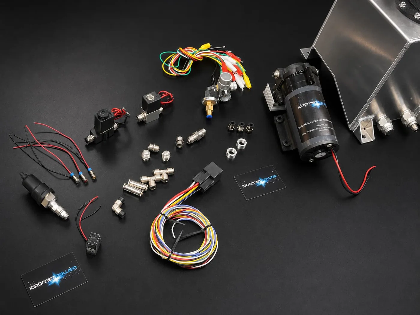 Componenti del kit Idrometpower: pompa 12V, elettrovalvole, pressostato, ugelli e cablaggio